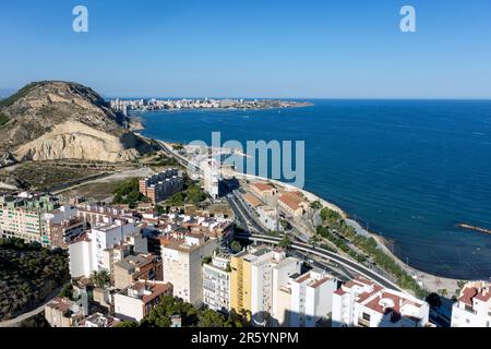 Alicante ein malerischer Blick von der Altstadt zum Schloss Santa Barbara Stockfoto