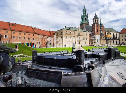 KRAKAU, POLEN - Mai 2023: Freiluftmodell der Krakauer Altstadt. Bronzekarte der Gebäude der Altstadt mit dem Wawelschloss im Hintergrund Stockfoto