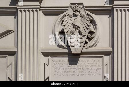 Wawel-Kathedrale auf dem Wawel-Hügel in Krakau - Blick von unten auf die Sigismund-Kapelle mit dem Monogramm von Sigismund I, dem alten S Stockfoto