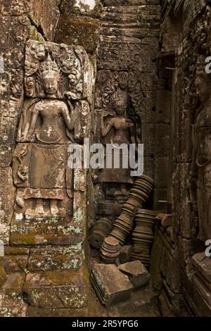 Der Bayon ist ein reich dekorierter buddhistischer Khmer-Tempel in Angkor Thom. Das Bayon'sche Merkmal sind die ruhigen, lächelnden Gesichter. Stockfoto