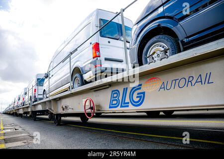 Bremerhaven, Deutschland. 26. April 2023. Auf dem Gelände des Bremerhaven Car Terminals wird ein BLG AutoRail-Zug mit Autos beladen. Kredit: Sina Schuldt/dpa/Alamy Live News Stockfoto