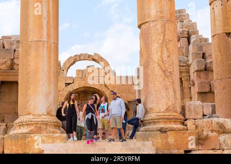 Jerash, Jordanien - 7. November 2022: Touristen in der Nähe des Artemistempels in der antiken römischen Stadt Gerasa, dem Pressetag Jarash Stockfoto