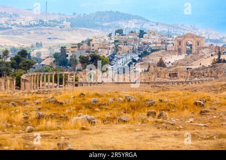 Jerash, Jordanien - 7. November 2022: Besucher der antiken römischen Siedlung Gerasa Stockfoto