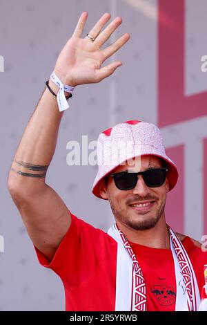 04. Juni 2023, Sachsen, Leipzig: Fußball: DFB Cup, nach dem Finale, RB Leipzig - Eintracht Frankfurt. Der Leipziger Torwart Janis Blaswich kommt zur Siegesfeier auf dem Festrasen vor dem Stadion. RB Leipzig gewann das DFB-Cup-Finale am Abend zuvor zum zweiten Mal (3,6.). Foto: Jan Woitas/dpa - WICHTIGER HINWEIS: Gemäß den Anforderungen der DFL Deutsche Fußball Liga und des DFB Deutscher Fußball-Bund ist es verboten, im Stadion aufgenommene Fotografien und/oder das Spiel in Form von Sequenzbildern und/oder videoähnlichen Fotoserien zu verwenden oder verwenden zu lassen. Stockfoto