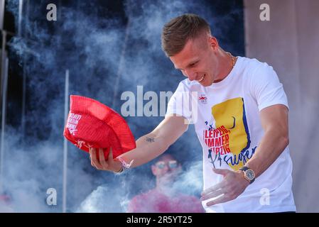 04. Juni 2023, Sachsen, Leipzig: Fußball: DFB Cup, nach dem Finale, RB Leipzig - Eintracht Frankfurt. Der Leipziger Spieler Dani Olmo kommt zur Siegesfeier auf dem Festrasenboden vor dem Stadion. RB Leipzig gewann das DFB-Cup-Finale am Abend zuvor zum zweiten Mal (3,6.). Foto: Jan Woitas/dpa - WICHTIGER HINWEIS: Gemäß den Anforderungen der DFL Deutsche Fußball Liga und des DFB Deutscher Fußball-Bund ist es verboten, im Stadion aufgenommene Fotografien und/oder das Spiel in Form von Sequenzbildern und/oder videoähnlichen Fotoserien zu verwenden oder verwenden zu lassen. Stockfoto