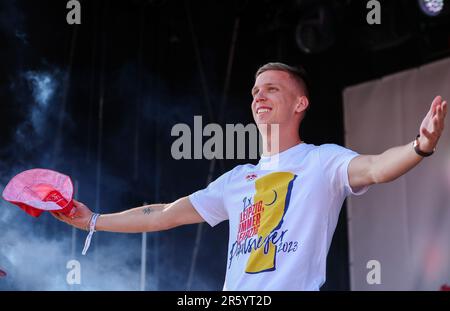 04. Juni 2023, Sachsen, Leipzig: Fußball: DFB Cup, nach dem Finale, RB Leipzig - Eintracht Frankfurt. Der Leipziger Spieler Dani Olmo kommt zur Siegesfeier auf dem Festrasenboden vor dem Stadion. RB Leipzig gewann das DFB-Cup-Finale am Abend zuvor zum zweiten Mal (3,6.). Foto: Jan Woitas/dpa - WICHTIGER HINWEIS: Gemäß den Anforderungen der DFL Deutsche Fußball Liga und des DFB Deutscher Fußball-Bund ist es verboten, im Stadion aufgenommene Fotografien und/oder das Spiel in Form von Sequenzbildern und/oder videoähnlichen Fotoserien zu verwenden oder verwenden zu lassen. Stockfoto