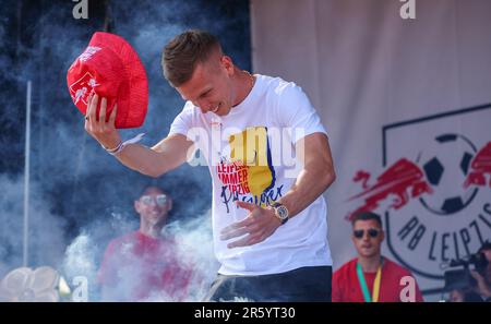 04. Juni 2023, Sachsen, Leipzig: Fußball: DFB Cup, nach dem Finale, RB Leipzig - Eintracht Frankfurt. Der Leipziger Spieler Dani Olmo kommt zur Siegesfeier auf dem Festrasenboden vor dem Stadion. RB Leipzig gewann das DFB-Cup-Finale am Abend zuvor zum zweiten Mal (3,6.). Foto: Jan Woitas/dpa - WICHTIGER HINWEIS: Gemäß den Anforderungen der DFL Deutsche Fußball Liga und des DFB Deutscher Fußball-Bund ist es verboten, im Stadion aufgenommene Fotografien und/oder das Spiel in Form von Sequenzbildern und/oder videoähnlichen Fotoserien zu verwenden oder verwenden zu lassen. Stockfoto