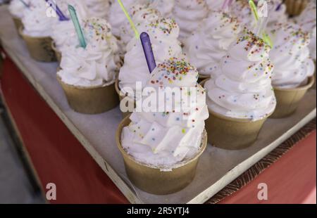 Baiser-Kuchen mit Zucker, Ofen und Kunsthandwerk, Lebensmittelverkauf Stockfoto