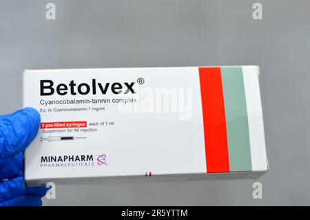 Kairo, Ägypten, Juni 3 2023: Betolvex Cyanocobalamin Tannin Complex Fertigspritze zur intramuskulären Injektion zur Behandlung von Vitamin B. Stockfoto