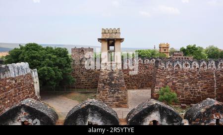 Blick auf Schutzmauern und Wachturm im Zentrum, Gandikota Fort, Kadapa, Andhra Pradesh, Indien. Stockfoto