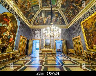 Der zweite Antechamber mit Decken mit Gemälden aus der Zeit des spanischen Vizekönigs und Wandmalereien aus dem späten 18. Und 17. Jahrhundert im Königspalast von Neapel, der 1734 zur königlichen Residenz der Bourbons wurde - Neapel, Italien Stockfoto