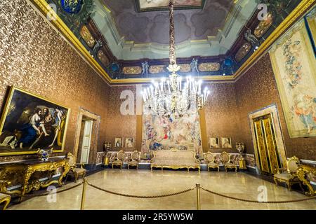 Möbel im Neo-Rokoko-Stil und neapolitanisch gefertigte Wandteppiche aus dem 18. Jahrhundert im dritten Antechamber des Königspalastes von Neapel, der 1734 zur königlichen Residenz der Bourbons - Neapel, Italien, wurde Stockfoto