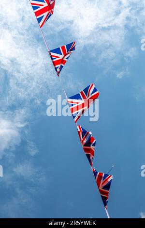 Ich schaue auf Union Jack, wie er im Wind bläst Stockfoto