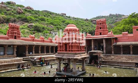 Blick auf Yaganti Koneru, einen kleinen spirituellen Teich in der Nähe des Yaganti-Tempels, Nandyal, Andhra Pradesh, Indien. Stockfoto