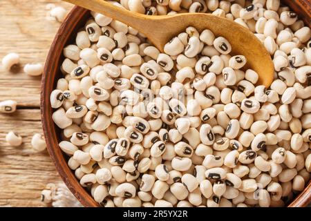 Health Food Konzept ungekochte schwarze Erbsen Schale. Horizontale Draufsicht von oben Stockfoto