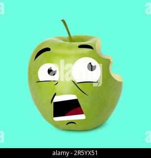Kreative Kunstwerke. Emotionaler grüner gebissener Apfel. Obst mit Zeichnungen auf minzfarbenem Hintergrund Stockfoto