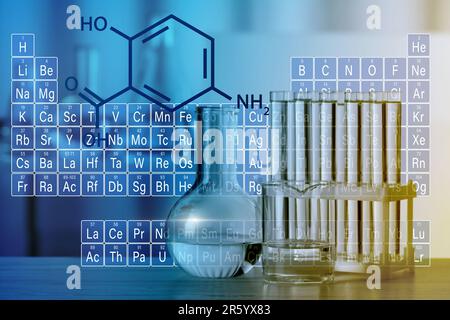 Periodensystem, Strukturformel von chemischen Verbindungen und Laborglasgeräten, Doppelbelastung. Blau und gelb Stockfoto