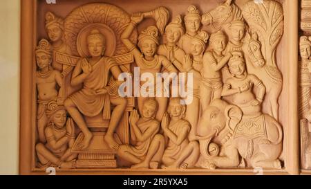 Antike Geschichten, die das Leben Buddhas an den Wänden der Buddha-Statue Amaravati, Vijayawada, Andhra Pradesh, Indien darstellen. Stockfoto