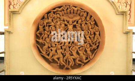 Antike Geschichten, die das Leben Buddhas an den Wänden der Buddha-Statue Amaravati, Vijayawada, Andhra Pradesh, Indien darstellen. Stockfoto