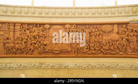 Antike Geschichten, die das Leben Buddhas an den Wänden der Buddha-Statue Amaravati, Vijayawada, Andhra Pradesh, Indien darstellen. Stockfoto