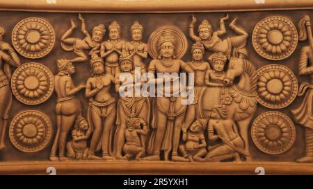 Antike Geschichten, die das Leben Buddhas an den Wänden der Buddha-Statue Amaravati, Vijayawada, Andhra Pradesh, Indien darstellen. Stockfoto