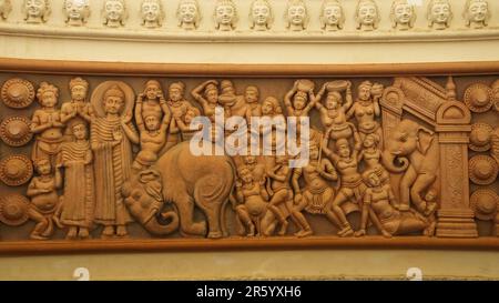 Antike Geschichten, die das Leben Buddhas an den Wänden der Buddha-Statue Amaravati, Vijayawada, Andhra Pradesh, Indien darstellen. Stockfoto