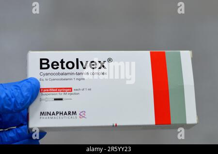 Kairo, Ägypten, Juni 3 2023: Betolvex Cyanocobalamin Tannin Complex Fertigspritze zur intramuskulären Injektion zur Behandlung von Vitamin B. Stockfoto