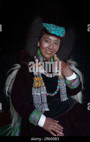 ATEMBERAUBENDE Bilder des Brokpa-Stammes wurden in ihrem Blumendesign aufgenommen, da sie für den Frühling bereit aussehen. Die atemberaubenden Porträts zeigen Stockfoto