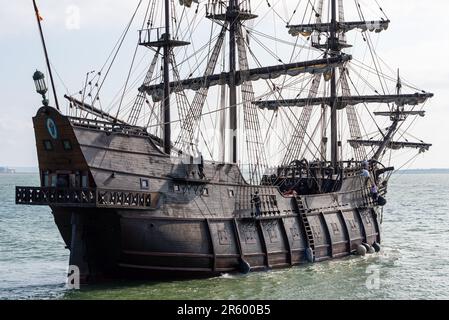 Nachbildung einer spanischen Galeone aus dem 17. Jahrhundert, die Southend Pier, Southend on Sea, Essex, Großbritannien verlässt. Ich navigiere in die Themse Stockfoto