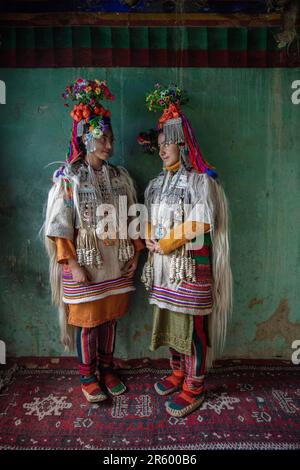 ATEMBERAUBENDE Bilder des Brokpa-Stammes wurden in ihrem Blumendesign aufgenommen, da sie für den Frühling bereit aussehen. Die atemberaubenden Porträts zeigen Stockfoto