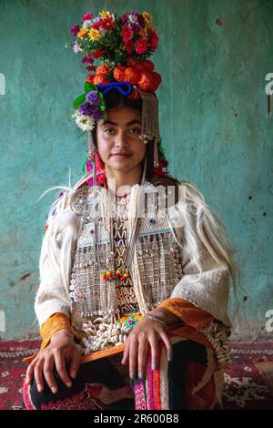 ATEMBERAUBENDE Bilder des Brokpa-Stammes wurden in ihrem Blumendesign aufgenommen, da sie für den Frühling bereit aussehen. Die atemberaubenden Porträts zeigen Stockfoto