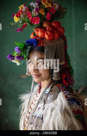 ATEMBERAUBENDE Bilder des Brokpa-Stammes wurden in ihrem Blumendesign aufgenommen, da sie für den Frühling bereit aussehen. Die atemberaubenden Porträts zeigen Stockfoto