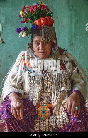 ATEMBERAUBENDE Bilder des Brokpa-Stammes wurden in ihrem Blumendesign aufgenommen, da sie für den Frühling bereit aussehen. Die atemberaubenden Porträts zeigen Stockfoto