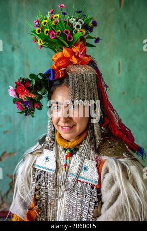 ATEMBERAUBENDE Bilder des Brokpa-Stammes wurden in ihrem Blumendesign aufgenommen, da sie für den Frühling bereit aussehen. Die atemberaubenden Porträts zeigen Stockfoto