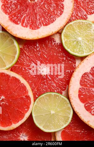 Scheiben Grapefruit und Limette als Hintergrund, Draufsicht Stockfoto