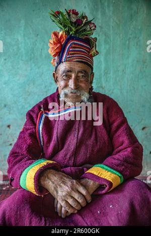 ATEMBERAUBENDE Bilder des Brokpa-Stammes wurden in ihrem Blumendesign aufgenommen, da sie für den Frühling bereit aussehen. Die atemberaubenden Porträts zeigen Stockfoto