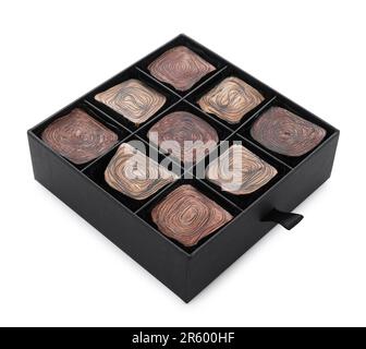 Schachtel mit köstlichen Schokoladenbonbons isoliert auf Weiß Stockfoto