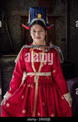 ATEMBERAUBENDE Bilder des Brokpa-Stammes wurden in ihrem Blumendesign aufgenommen, da sie für den Frühling bereit aussehen. Die atemberaubenden Porträts zeigen Stockfoto