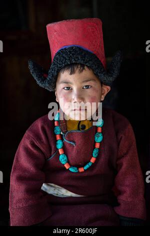 ATEMBERAUBENDE Bilder des Brokpa-Stammes wurden in ihrem Blumendesign aufgenommen, da sie für den Frühling bereit aussehen. Die atemberaubenden Porträts zeigen Stockfoto