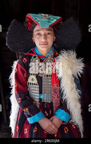 ATEMBERAUBENDE Bilder des Brokpa-Stammes wurden in ihrem Blumendesign aufgenommen, da sie für den Frühling bereit aussehen. Die atemberaubenden Porträts zeigen Stockfoto