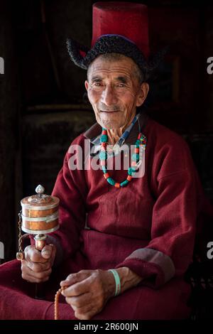 ATEMBERAUBENDE Bilder des Brokpa-Stammes wurden in ihrem Blumendesign aufgenommen, da sie für den Frühling bereit aussehen. Die atemberaubenden Porträts zeigen Stockfoto