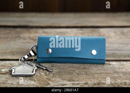 Ledertasche mit Schlüssel auf altem Holztisch, Nahaufnahme Stockfoto