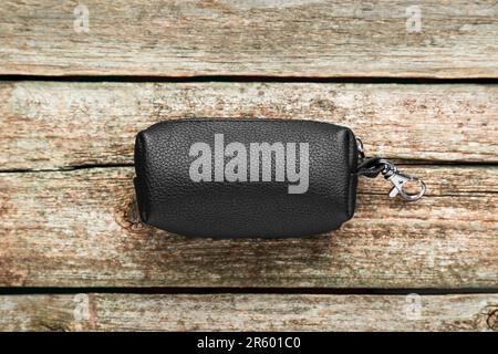 Stilvoller Schlüsselhalter aus Leder auf altem Holztisch, Draufsicht Stockfoto