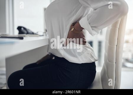 Müde, Rückenschmerzen und Schmerzen bei einer Geschäftsfrau im Amt wegen Stress, Frustration und Muskelermüdung. Burnout, Spannung und Körper mit Nahaufnahme der Frau Stockfoto
