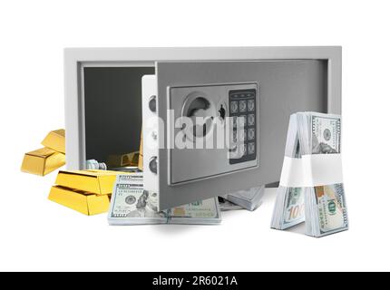 Offener Stahlsafe mit Geld und Goldbarren auf weißem Hintergrund Stockfoto