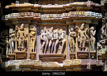 Hoch verzierte geschnitzte Skulpturen an der Wand des Lakshmana Tempels im Bundesstaat Khajuraho Madhya Pradesh Indien Stockfoto