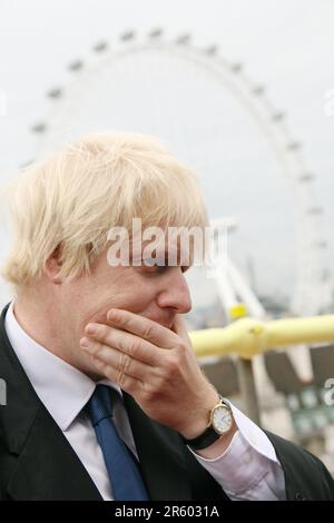 Bürgermeister Boris Johnson bei der Bestendigungszeremonie des neuen Park Plaza County Hall Hotels in Westminster London Stockfoto