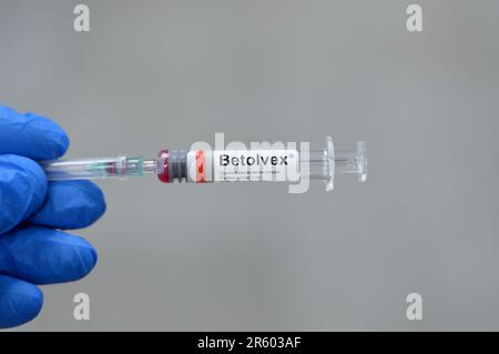 Kairo, Ägypten, Juni 3 2023: Betolvex Cyanocobalamin Tannin Complex Fertigspritze zur intramuskulären Injektion zur Behandlung von Vitamin B. Stockfoto