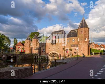 Die nordwestliche Fassade des mittelalterlichen Torhauses Koppelpoort in der niederländischen Stadt Amersfoort, Niederlande, Europa. Stockfoto