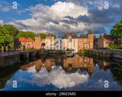 Die nordwestliche Fassade des mittelalterlichen Torhauses Koppelpoort in der niederländischen Stadt Amersfoort, Niederlande, Europa. Stockfoto